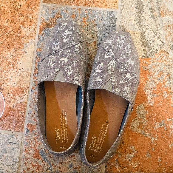 🍃Toms Gray/Metallic Silver Leaf Pattern Flats! - Picture 2 of 9